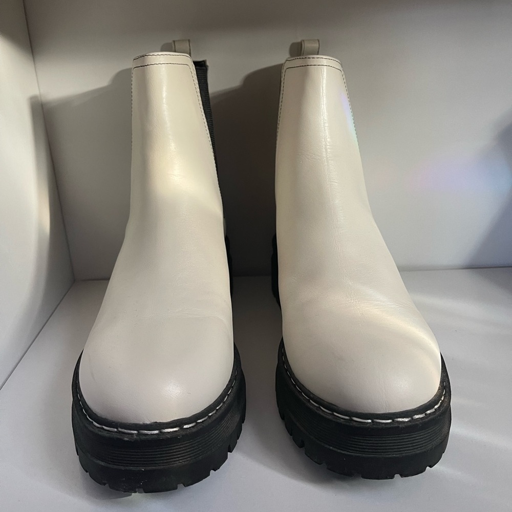MARC FISCHER Padmia Chelsea boot in white with black lugs